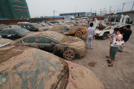 据悉,目前,在“7-21”暴雨中被淹在京港澳高速公路的车辆,被统一拖到丰台区大瓦窑附近的通达停车场,即日起,车主可凭本人身份证、行驶证、驾驶本,及其复印件,每天上午9时30分至晚9时,到通达停车场领取车辆。认领电话:010-83669034 认领地址:丰台区卢沟桥乡张仪村通达停车场内。