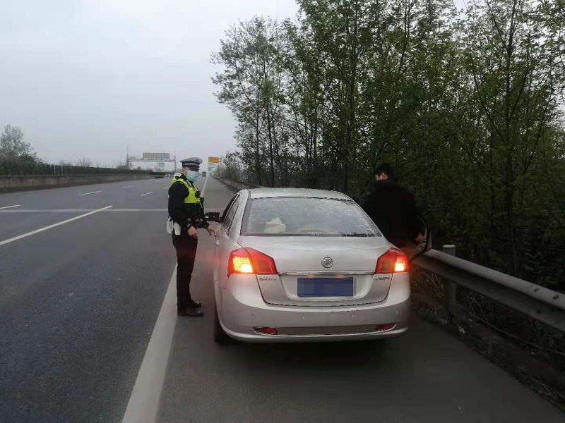 巡逻民警在高速内发现了报警求助车辆.jpg