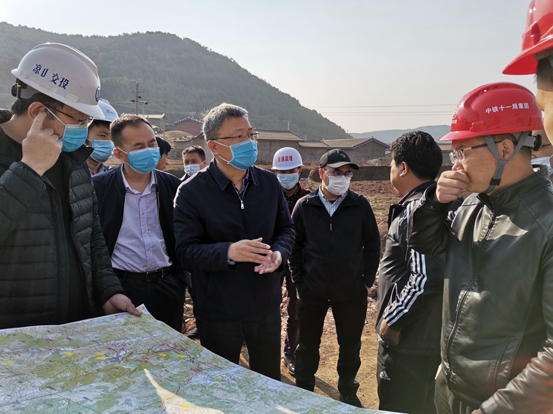 省交通运输厅有关负责人在布拖县国道356线金阳界至布拖县城段公路改建工程项目施工现场,向凉山州交投公司相关领导及各参建单位详细了解项目推进情况和存在的困难,并研究解决办法。.jpg