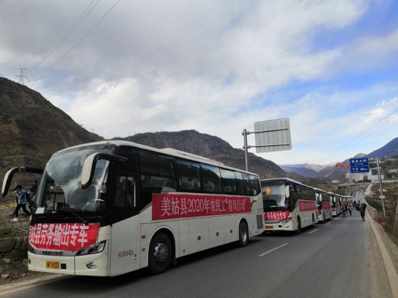 省人社厅专班与挂牌县当地人社部门组织专车输送贫困人员外出务工就业。.jpg