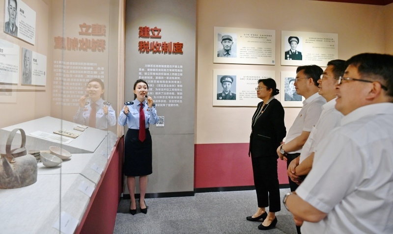 “走进红色税收——川陕苏区税收文物陈列展”开幕.png “走进红色税收——川陕苏区税收文物陈列展”开幕.png