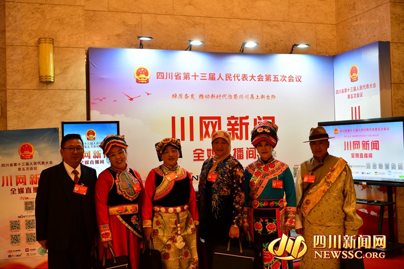 少数民族省人大代表在“川网新闻全媒直播间”合影留念.jpg 少数民族省人大代表在“川网新闻全媒直播间”合影留念.jpg