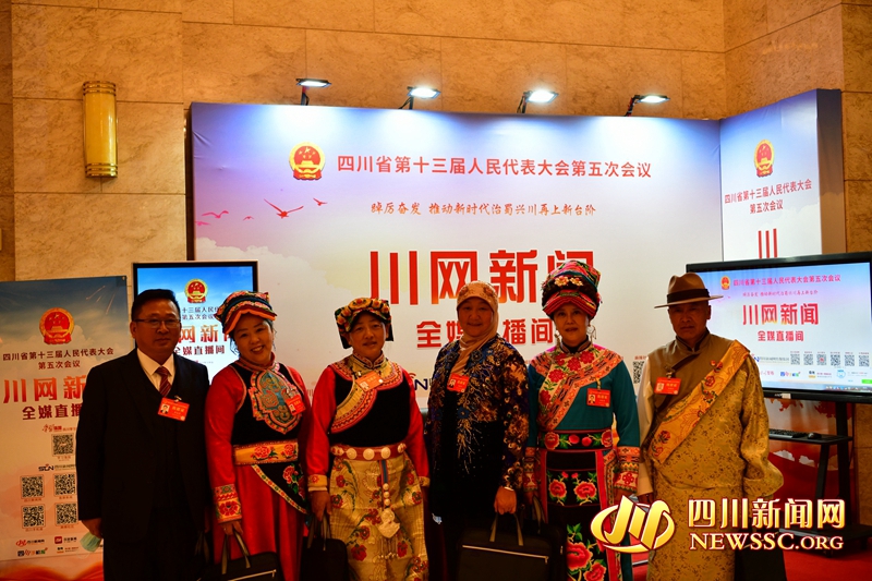 少数民族省人大代表在“川网新闻全媒直播间”合影留恋.jpg