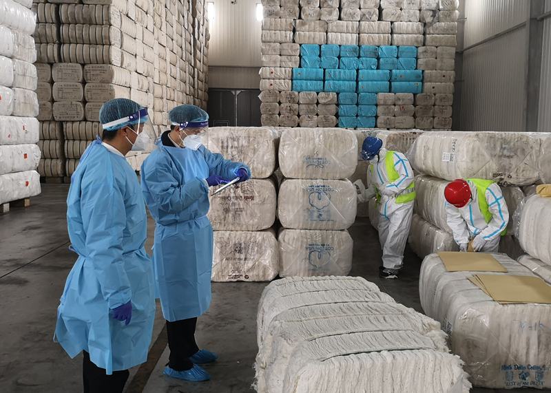 相关工作人员正在查验棉花_副本.jpg