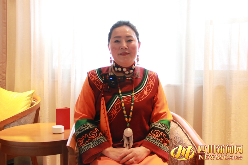 全国人大代表、四川省乐山市马边彝族自治县花间刺绣专业合作社刺绣工 乔进双梅—乔永祯摄.jpg