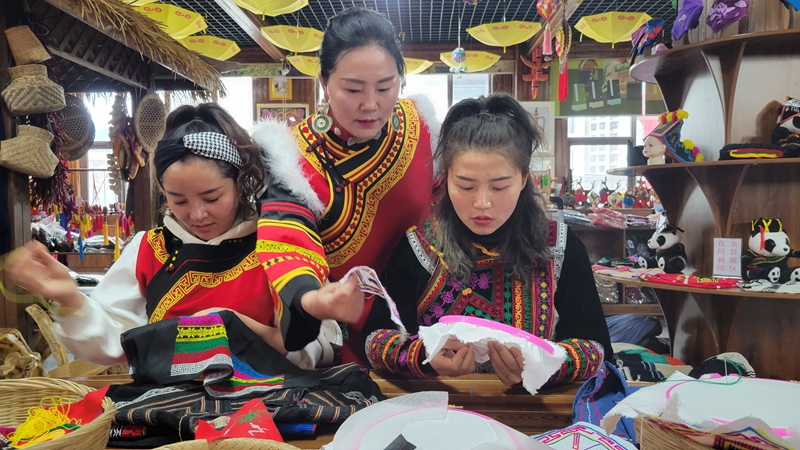 合作社绣娘制作彝绣—受访者本人供图 (3).jpg