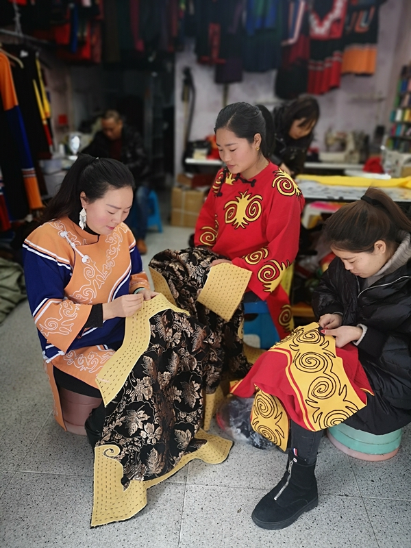 合作社绣娘制作彝绣—受访者本人供图.jpg