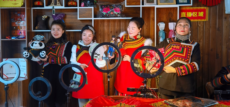 绣娘们用直播带货的方式销售彝绣产品—受访者本人供图 (2).jpg