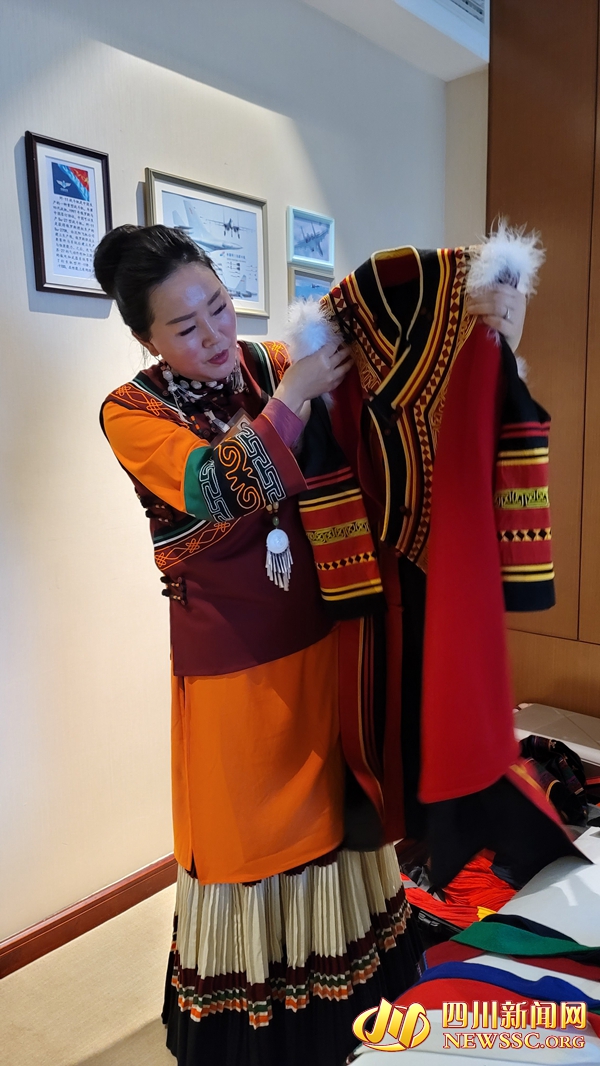 乔进双梅向记者展示今年两会携带的彝绣服饰—乔永祯摄.jpg