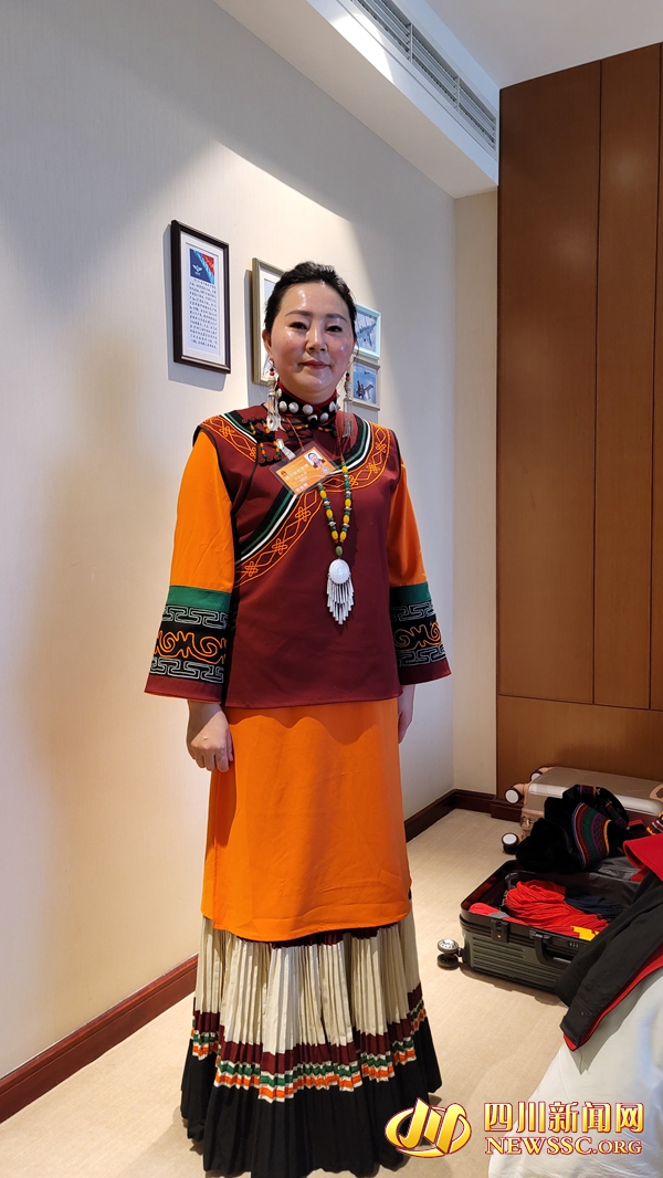 全国人大代表、四川省乐山市马边彝族自治县花间刺绣专业合作社刺绣工 乔进双梅—乔永祯摄 (2).jpg