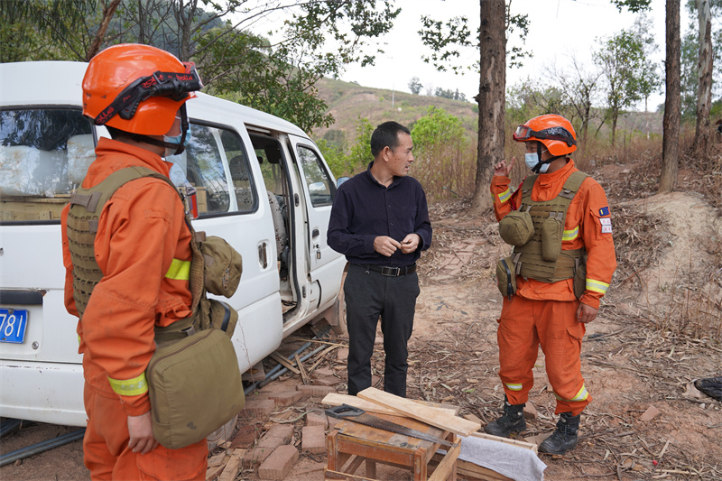 为入山人员进行森林防火常识讲解.jpg 为入山人员进行森林防火常识讲解.jpg
