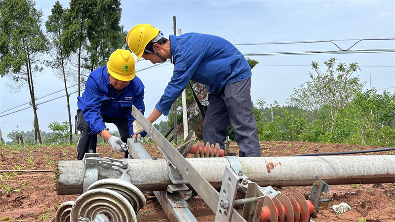 国网川电员工抧m��受损电力线路2.jpg