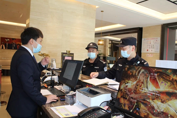 民警执法检查.jpg 民警执法检查.jpg