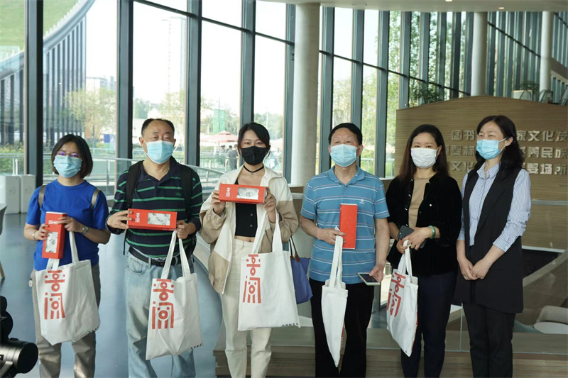 成都图书馆为前五位进馆的幸运读者准备了成图文创大礼包.jpg