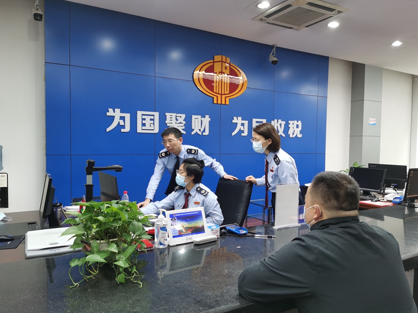4月30日,乐山沙湾区税务局为企业办理增值税存量留抵退税业务。.jpg