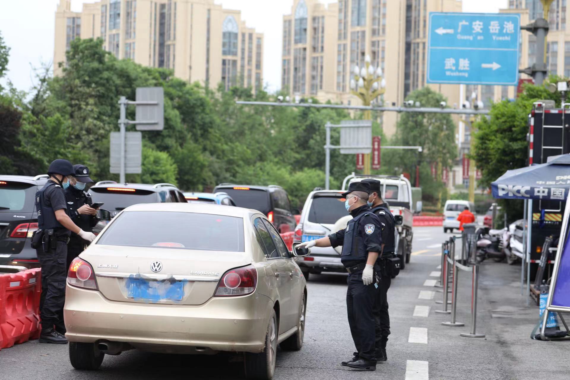 交警强化路面秩序疏导.jpg