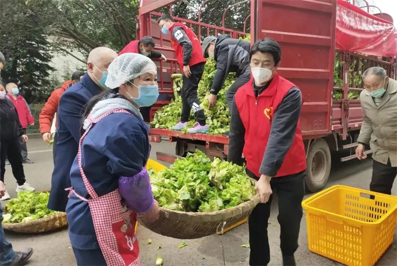 蒋小康帮助搬运蔬菜.jpg 蒋小康帮助搬运蔬菜.jpg