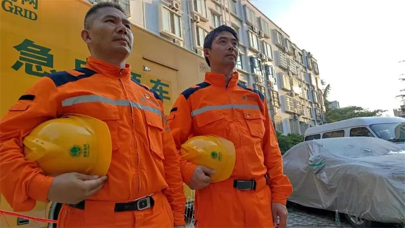 蒋小康与同事坚守在抢修一线.jpg 蒋小康与同事坚守在抢修一线.jpg
