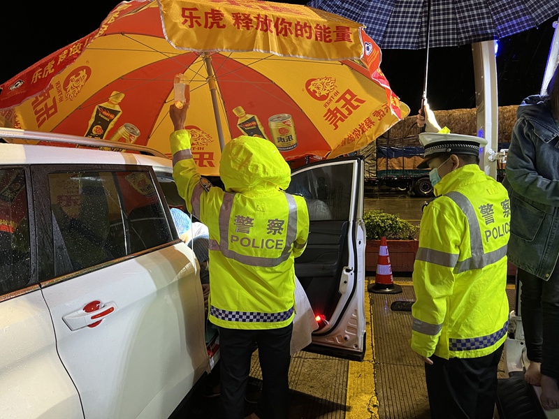 警医联动搭建“特殊产房”_副本.jpg