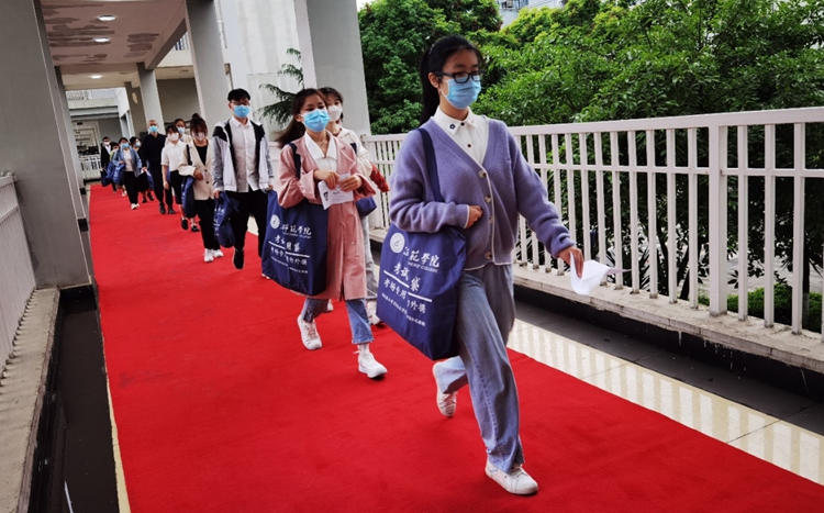 考生有序入场.jpg