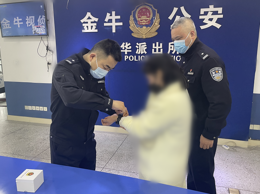 民警为嫌疑人佩戴电子手环.png
