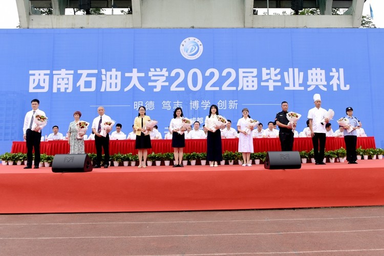 一线工作人员代表上台接受毕业生致敬.jpg