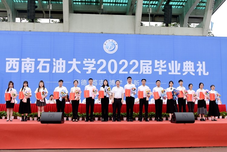 校党委书记陈永灿为毕业生代表赠送手工花束.jpg