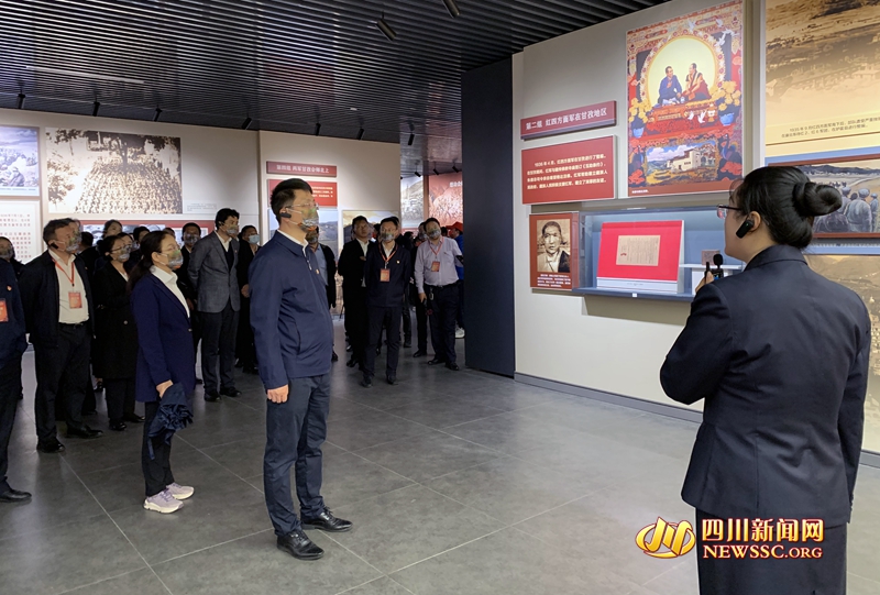 与会嘉宾在红军飞夺泸定桥纪念馆观展_副本.jpg