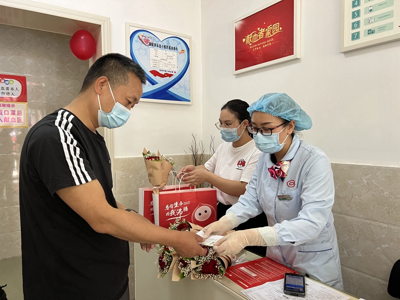 市民在无偿献血现场登记信息_副本_副本.jpg