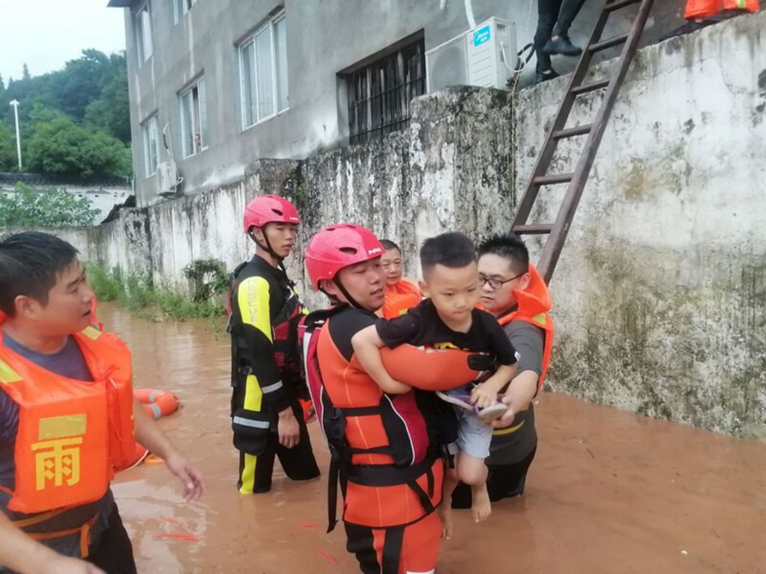 救援现场2.jpg 救援现场2.jpg