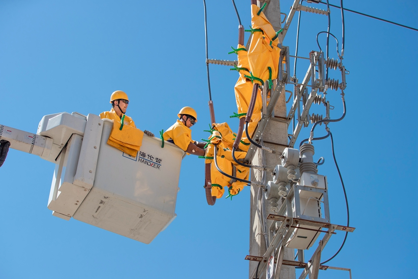 国网绵阳供电公司电力工人对绵阳市科创园区10千伏配网设备故障进行带电作业。 (图片由国网四川省电力公司提供 田海 摄).jpg