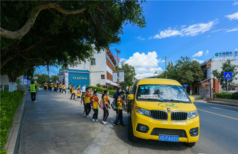 攀枝花仁和区平地镇中心学校学生车(攀枝花市交通局).jpg