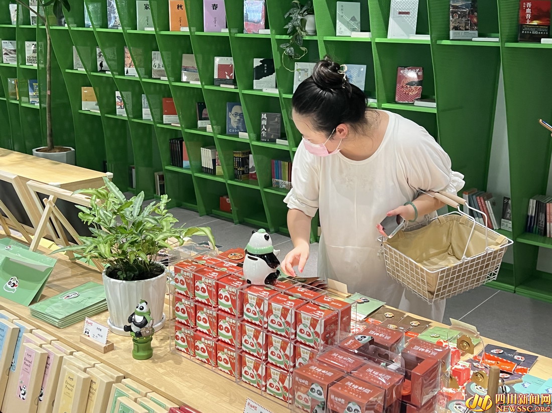 游客正在挑选文创产品.jpg 游客正在挑选文创产品.jpg