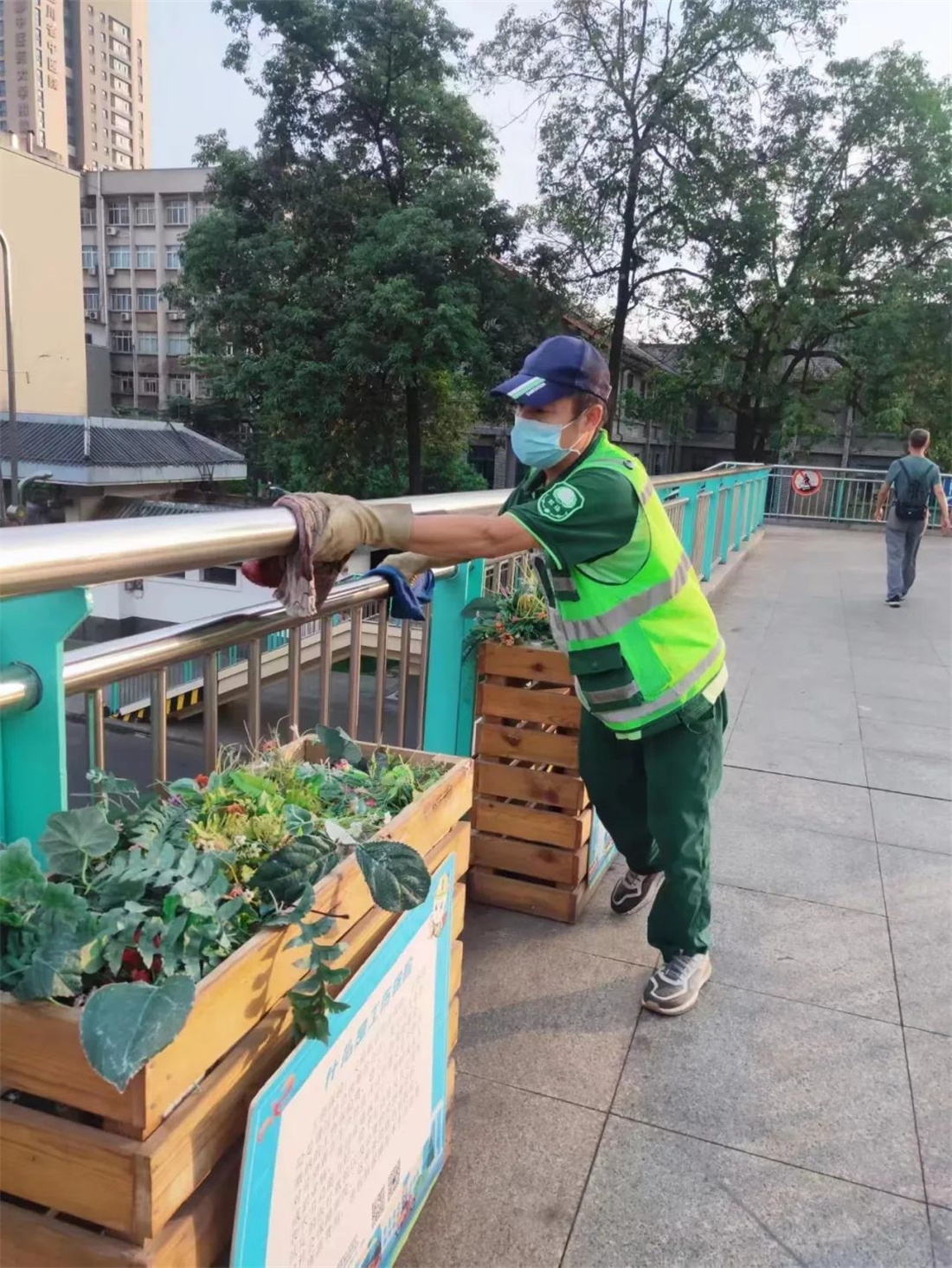 工作中的王建友.jpg