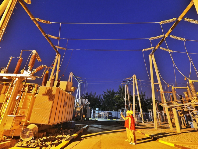 国网成都供电公司变电运维人员开展夜间特巡,严密监测设备运行状态(图片由国网四川省电力公司提供)_副本.jpg 国网成都供电公司变电运维人员开展夜间特巡,严密监测设备运行状态(图片由国网四川省电力公司提供)_副本.jpg