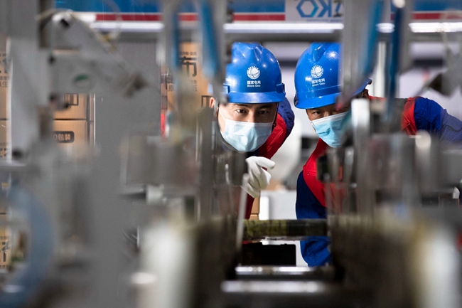 国网绵阳供电公司党员服务队为已经复工复产的四川环龙生活用品有限公司检查用电设备。(图片由国网四川省电力公司提供)_副本.jpg 国网绵阳供电公司党员服务队为已经复工复产的四川环龙生活用品有限公司检查用电设备。(图片由国网四川省电力公司提供)_副本.jpg