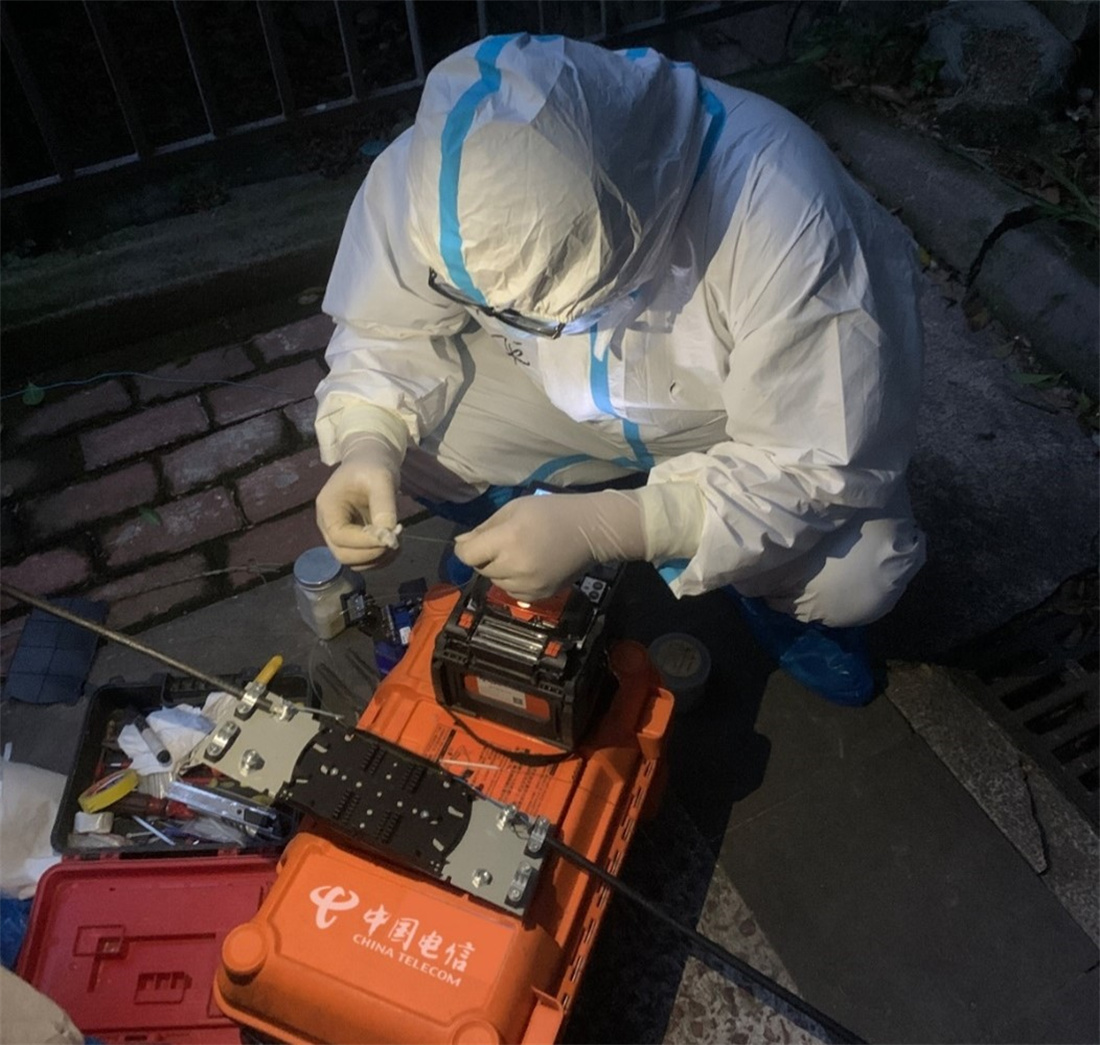 电信工程师进入封闭管理区连夜处理网络障碍.jpg