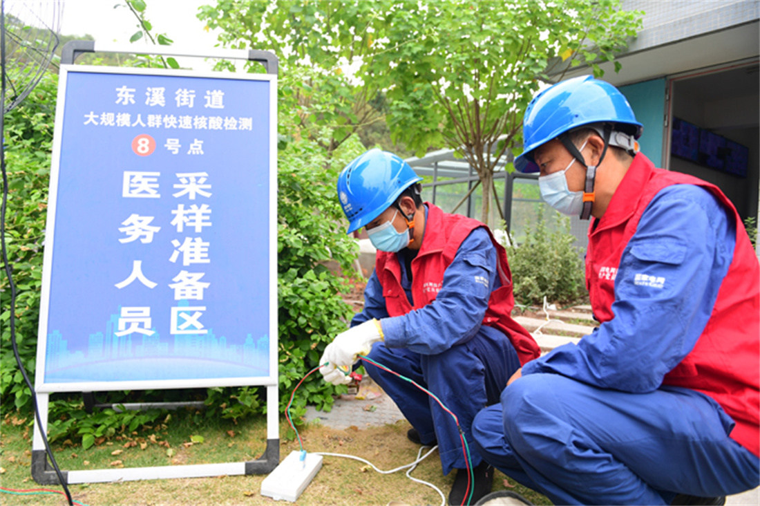 国网成都供电公司电力工人为防疫检查站更换导线.jpg