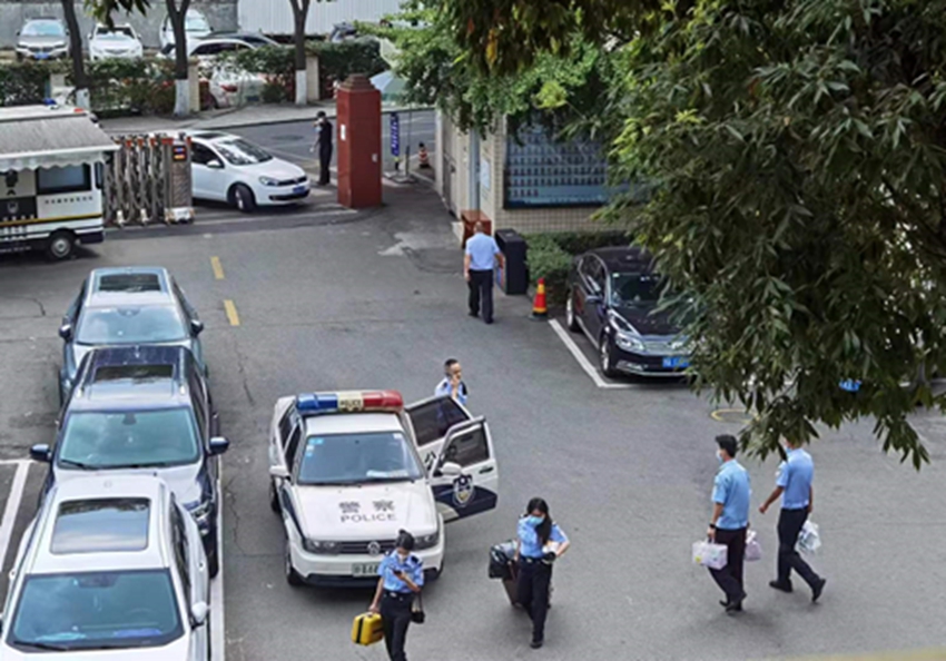 返岗上路的他们 让市民更安心.jpg