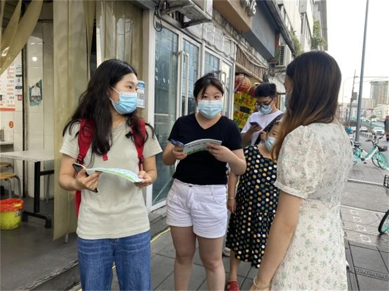 成都高新区肖家河街道发放《疫情防控 携手同行》防疫健康心理手册.jpg