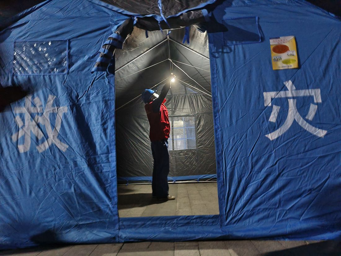 100顶帐篷亮灯! 石棉县王岗坪临时群众安置点通电2_副本.jpg