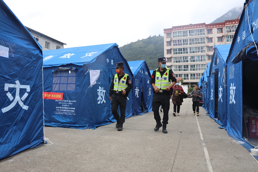 民警在磨西中学安置点巡逻.jpg