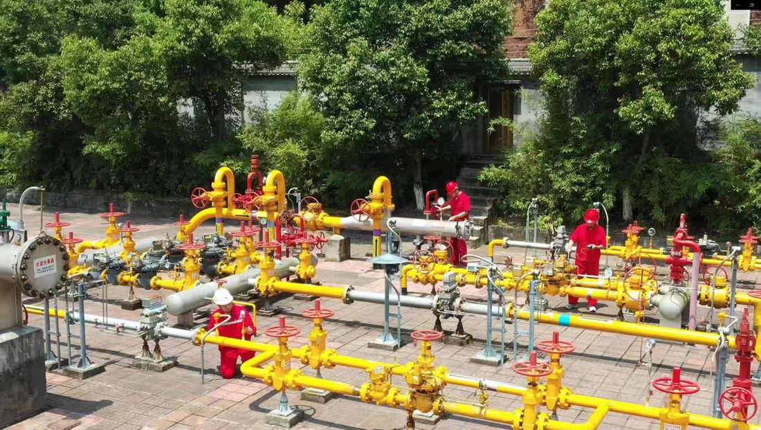 省能投集团燃气场站管理员对燃气设施设备进行检查维修_副本.jpg