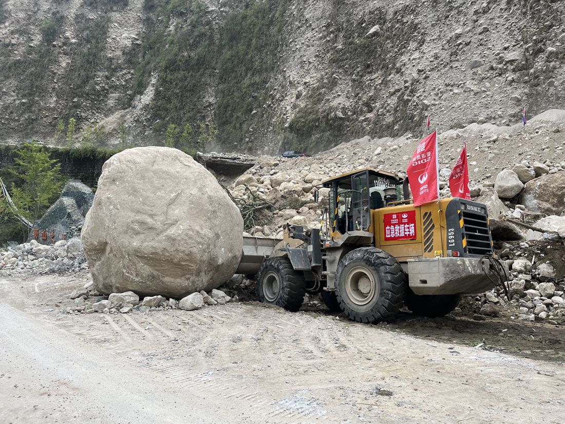 蜀道集团迅速抢通灾区损毁道路_副本.jpg