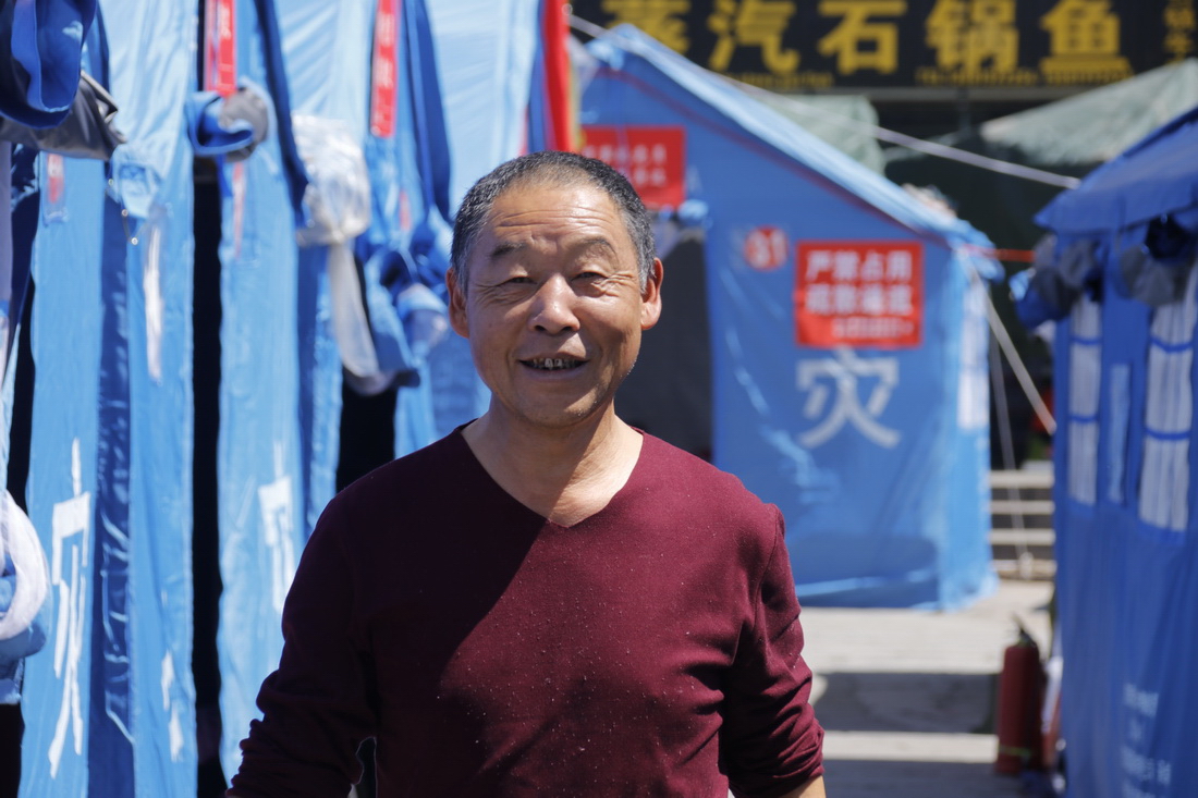 安置点的群众纷纷走出帐篷,沐浴着和煦的阳光,露出了久违的笑容4.jpg 安置点的群众纷纷走出帐篷,沐浴着和煦的阳光,露出了久违的笑容4.jpg