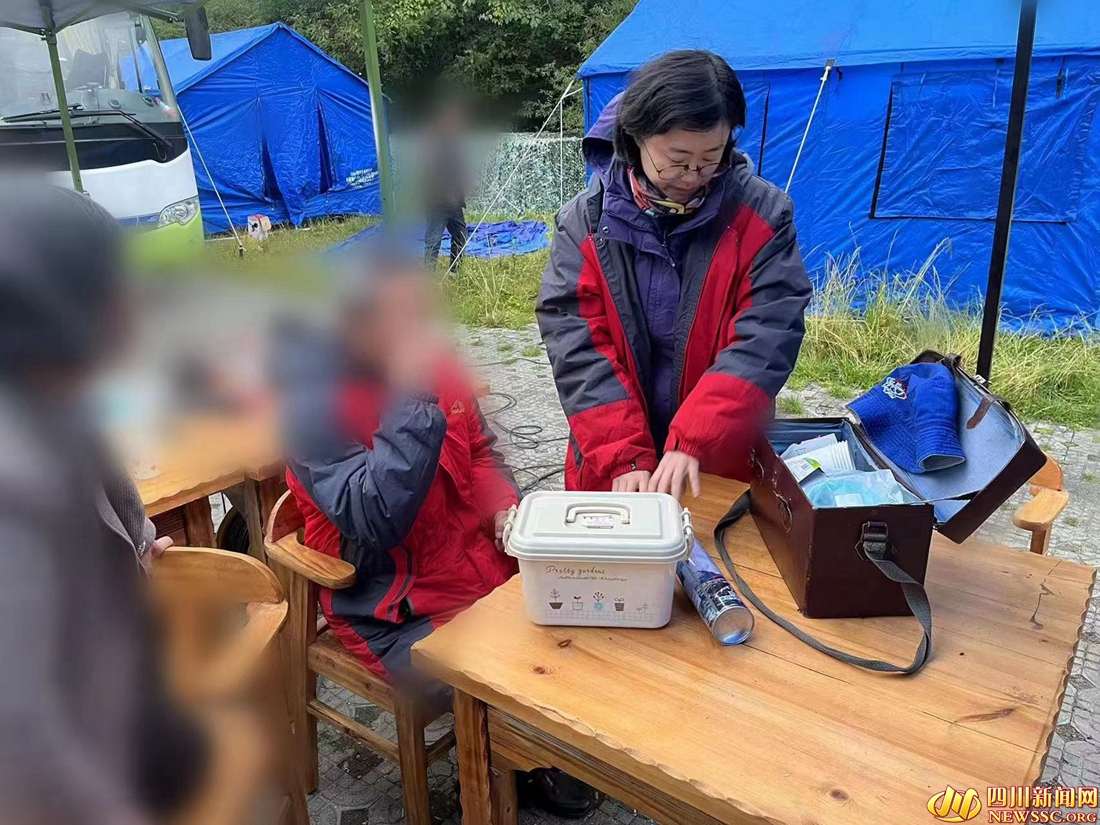 胡娜在贡嘎山上照顾游客2.jpg 胡娜在贡嘎山上照顾游客2.jpg