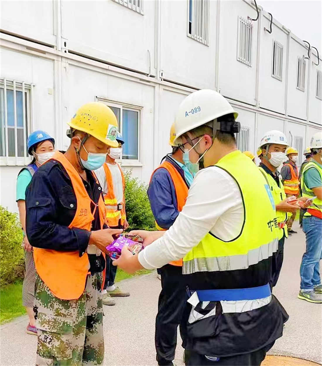 给工人发送月饼.jpg 给工人发送月饼.jpg