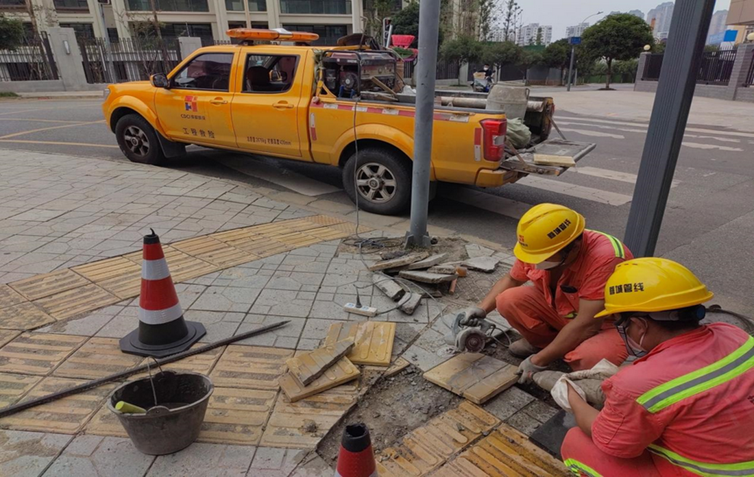 鹤林一路电力盖板应急处置.png 鹤林一路电力盖板应急处置.png