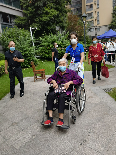 帮助小区老人做核酸.png 帮助小区老人做核酸.png