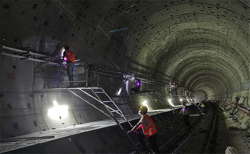 区间隧道施工现场.png
